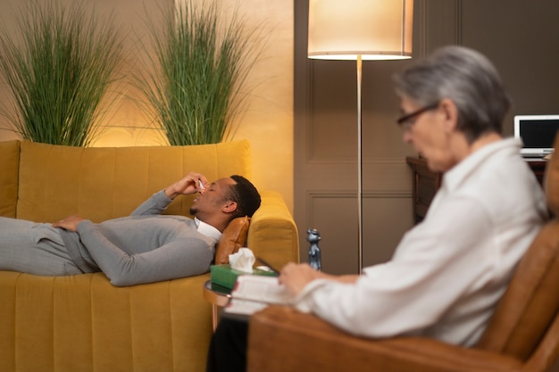 Foto gratuita scena autentica di un giovane sottoposto a terapia psicologica