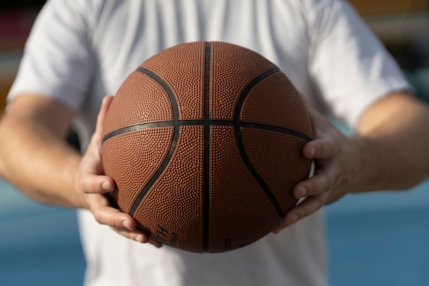 Foto gratuita scene autentiche di maschi di taglia plus che giocano a basket