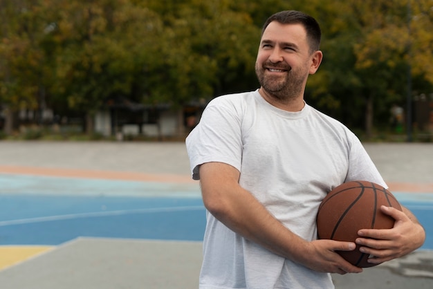 Foto gratuita scene autentiche di maschi di taglia plus che giocano a basket