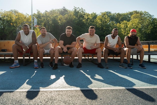 Foto gratuita scene autentiche di maschi di taglia plus che giocano a basket