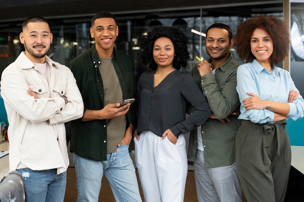 Foto gratuita un'autentica piccola e giovane agenzia di marketing