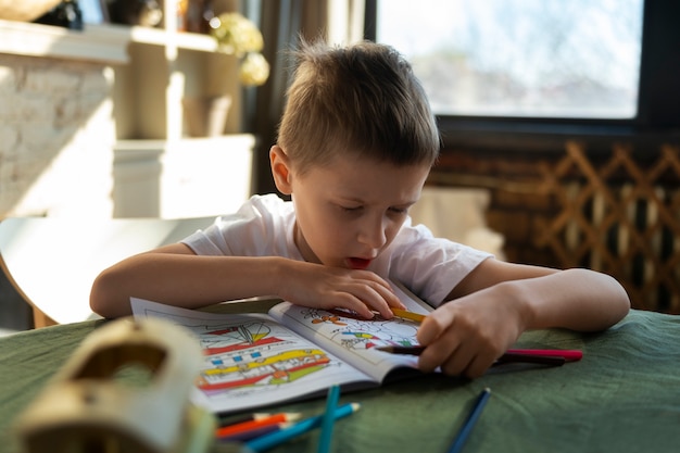 Foto gratuita ragazzo autistico che studia a casa