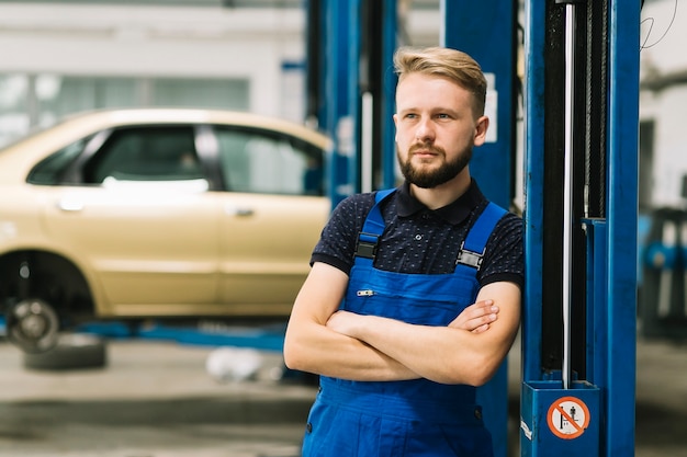 Free photo auto mechanic crossing hands