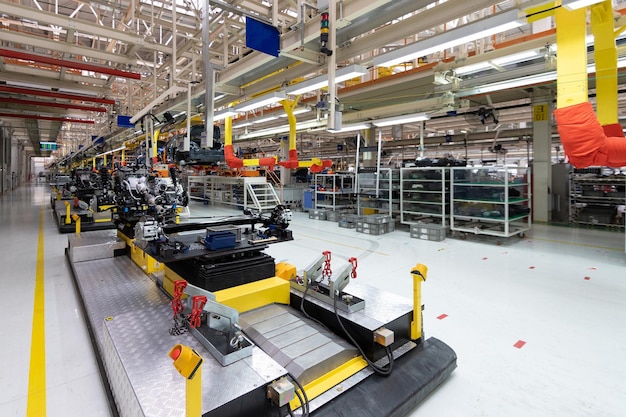 Foto gratuita automazione impianto catena di montaggio dell'industria automobilistica negozio per la produzione e assemblaggio di macchine magazzino auto nuove