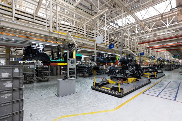 ハイテク工場製造の自動車生産ライン近代的な自動車組立工場の内部