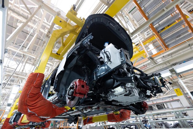 自動車生産ライン溶接車体近代的な自動車組立工場自動車産業ハイテク工場の内部近代的な生産