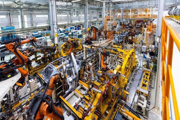 Foto gratuita vista dall'alto dell'impianto di assemblaggio di automobili moderne per la saldatura della linea di produzione di automobili