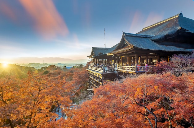 日没時の京都のスカイラインと清水寺の紅葉
