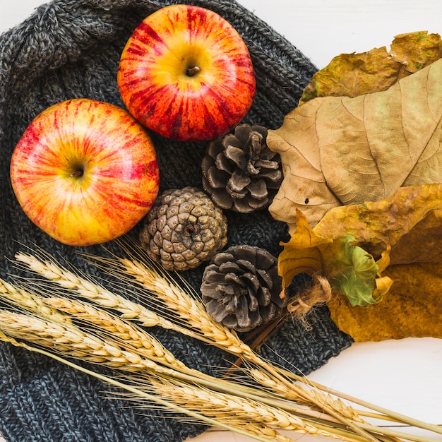 リンゴと帽子のある秋の組成