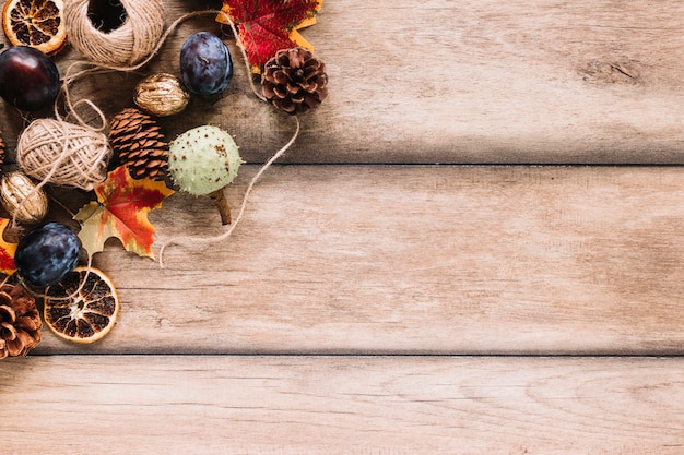 Осенняя композиция с урожаем и клюшками на деревянном фоне