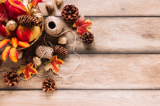 Free photo autumn composition with pine cones, clews and apples