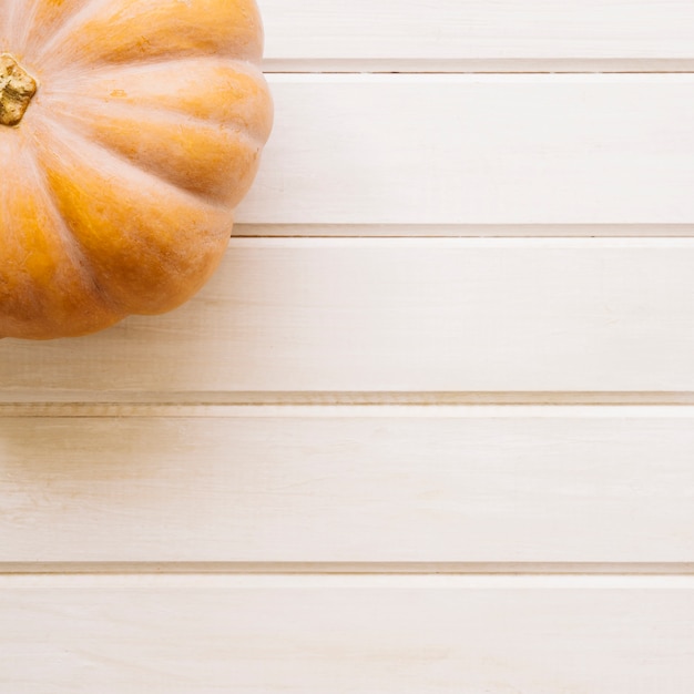 Foto gratuita composizione autunnale con zucca e spazio