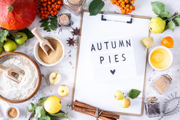 가을 파이 (Autumn pies) 라는 문구가 새겨진 라이트박스 (lightbox) 를 가진 가을 평면