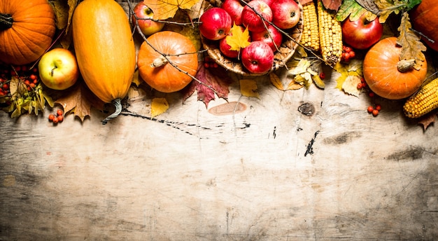 Осенняя еда. осенние фрукты и овощи. на деревянном фоне. Premium Фотографии
