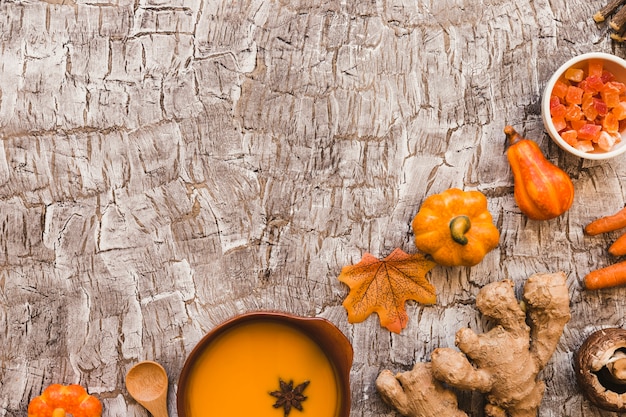 無料写真 テーブル上の秋の食品組成