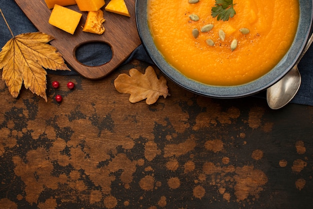 Foto gratuita la zucca e le foglie dell'alimento di autunno copiano lo spazio