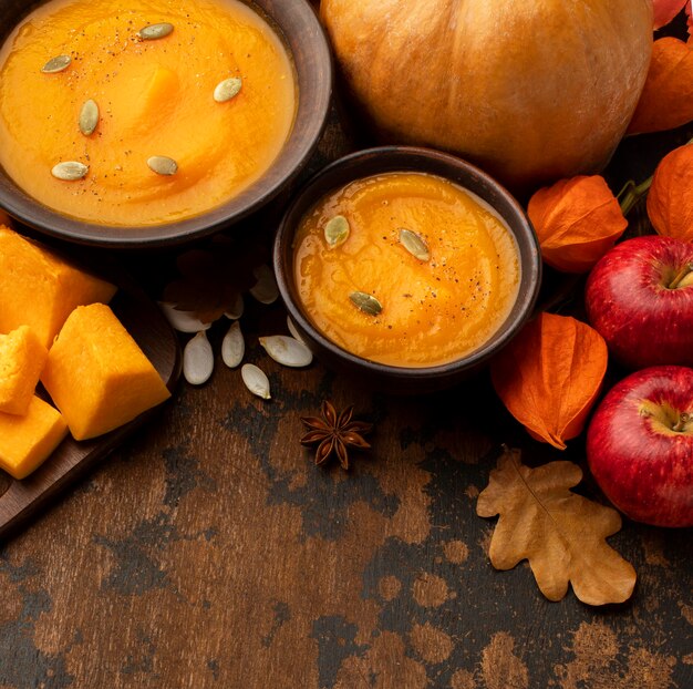Осенний пищевой суп и яблоки