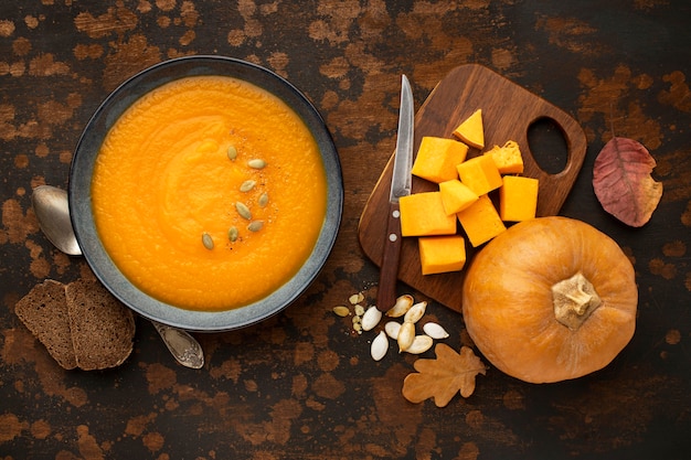 Осенняя еда суп из тыквы и листьев