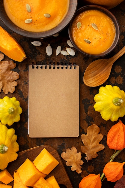 Foto gratuita zuppa e verdure dell'alimento di autunno con il taccuino vuoto