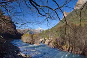 Foto gratuita paesaggio autunnale nel parco nazionale di ordesa, pirenei, huesca, aragona, spagna