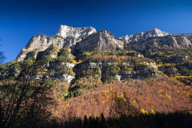 Осенний пейзаж в национальном парке Ордеса, Пиренеи, Уэска, Арагон, Испания