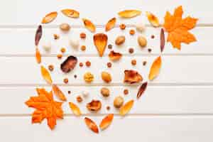 Foto gratuita composizione d'amore d'autunno