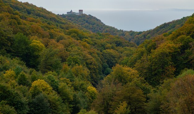 Осень в горе Медведница с замком Медведград в Загребе, Хорватия