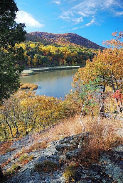 Free photo autumn mountain with lake