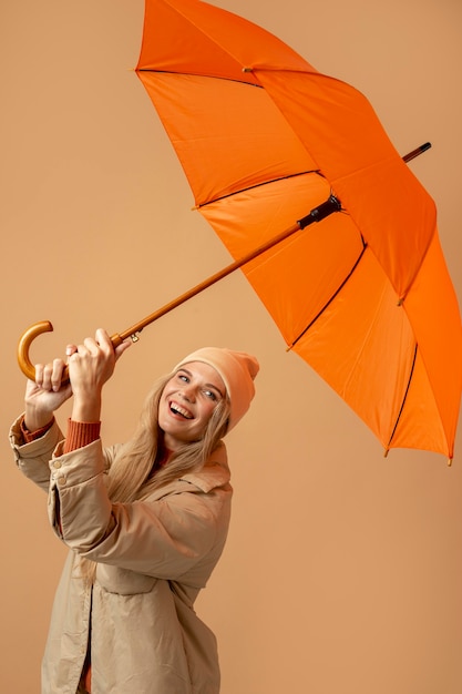 우산을 가진 가을 사람