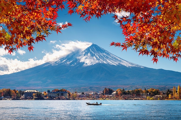 무료 사진 일본 가와구치 코 호수의 가을 시즌과 후지산.