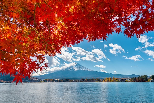 河口湖の秋の季節と富士山。