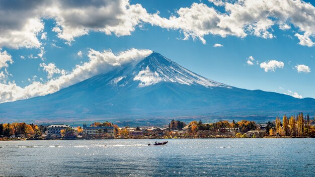 河口湖の秋の季節と富士山。