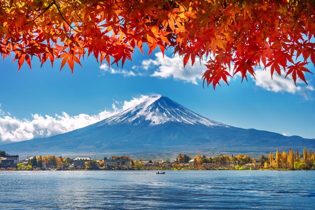 일본 가와구치 코 호수의 가을 시즌과 후지산.