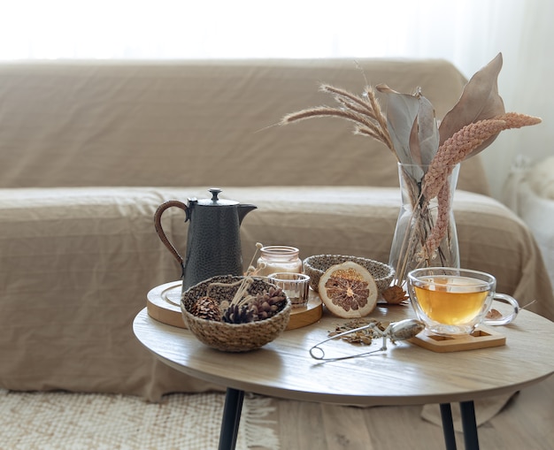 Foto gratuita natura morta autunnale con tè sul tavolo all'interno della stanza, copia dello spazio.