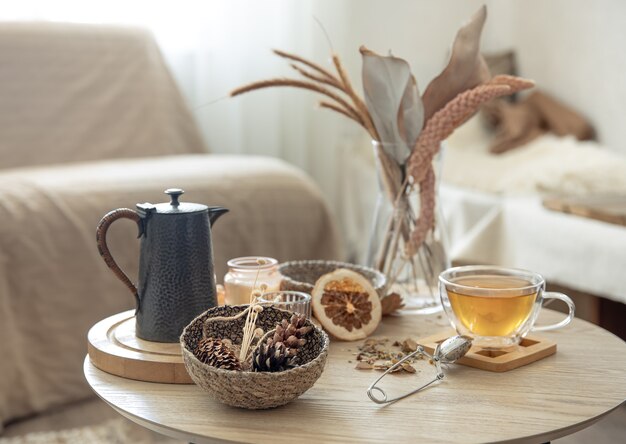 部屋の中にあるテーブルの上にお茶を置いた秋の静物、コピースペース。