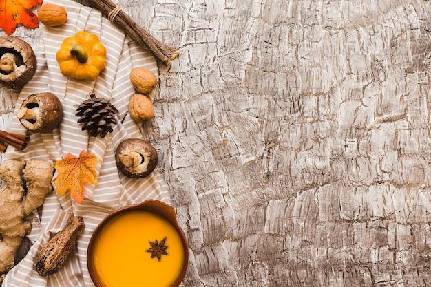 Foto gratuita composizione di simboli di autunno sul panno