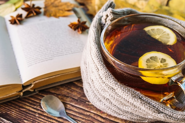 Бесплатное фото Осенний чай с открытой книгой