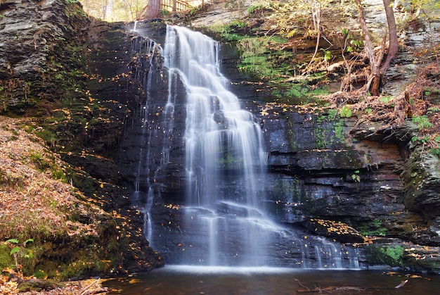 Foto gratuita cascata d'autunno in montagna