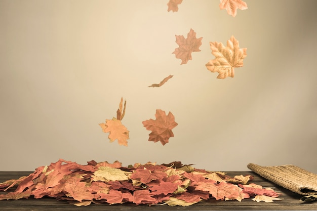 Осенняя листва, вращающаяся на ветру