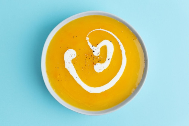 Free photo autumnal soup in bowl on grey background