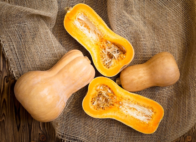 Free photo autumnal vegetables arrangement on cloth