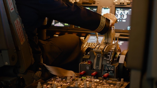 항공기 승무원은 엔진 레버로 비행기를 조종하고 대시보드 명령 버튼을 사용하여 이륙합니다. 전원 핸들을 사용하여 비행기를 비행하기 위한 제어판 탐색 및 앞유리. 확대.
