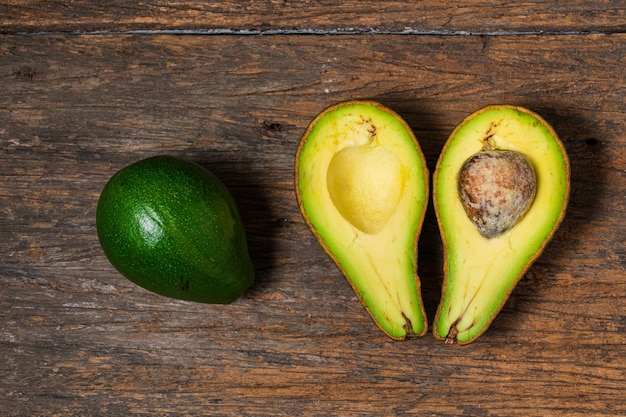 Коллекция авокадо на старом деревянном столе концепция здорового питания фруктов пробел для текста