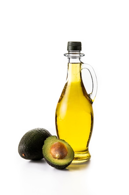 Olio di avocado isolato su sfondo bianco