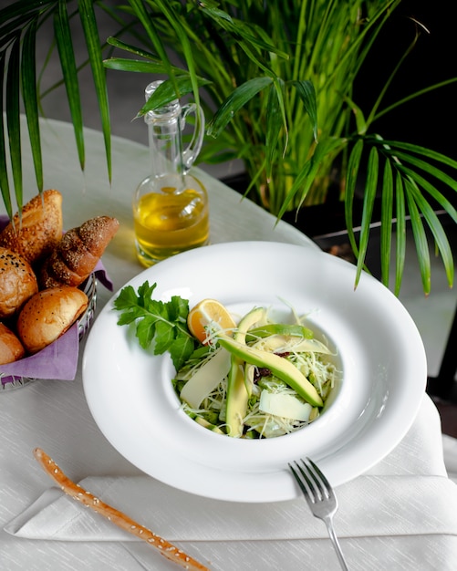 Insalata di avocado con formaggio grattugiato e limone servito con pane