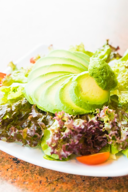 Free photo avocado salad