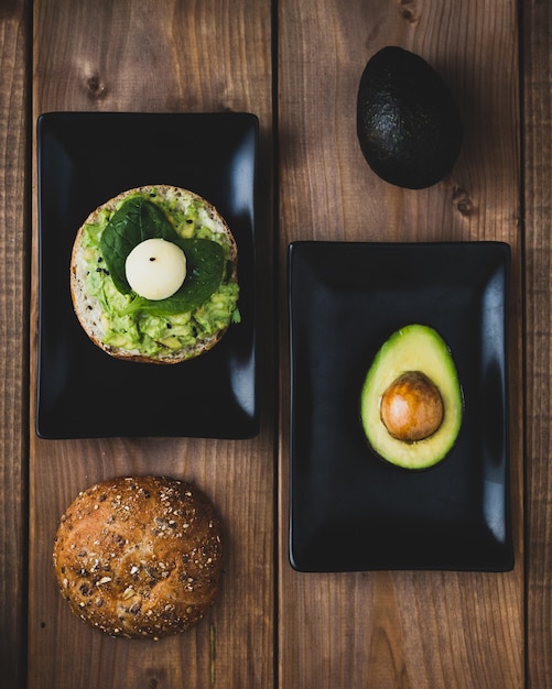 Free photo avocado and toast with guacamole recipe