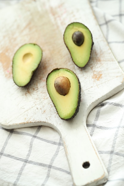 Foto gratuita avocado sul tagliere di legno