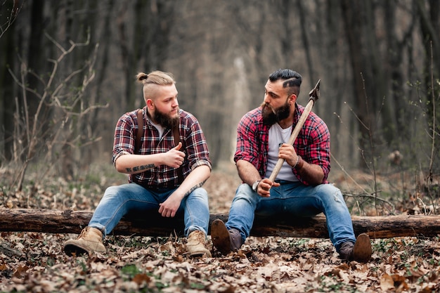 Free photo axe man beard chainsaw bearded