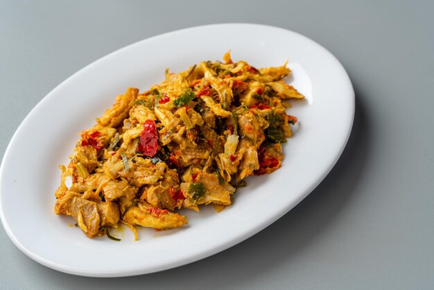 Ayam suwir pedas​は​、​鶏肉​の​スパイシー​な​塊​から​の​バリ​料理​または​インドネシア​料理​です
